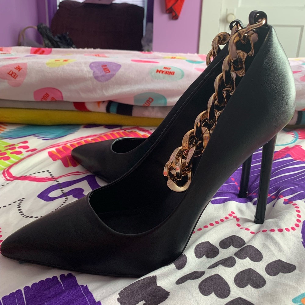 Ladies!!!We have a very hot black high heel with a Golden chain